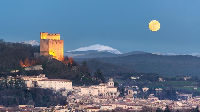 La tour de Crest un soir de pleine lune